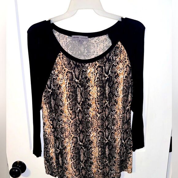 ABSOLUTELY FAMOUS BRAND WOMENS TOP - Picture 1 of 4
